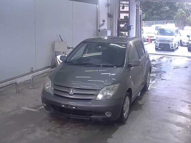 Used Toyota IST 2005 for sale.