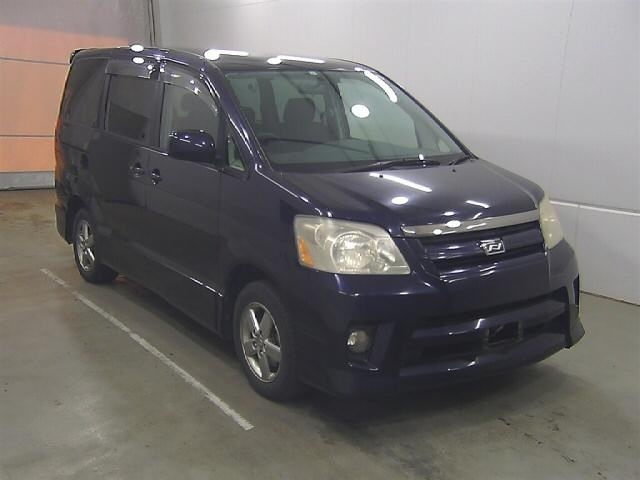 Used Toyota NOAH 2005 for sale.