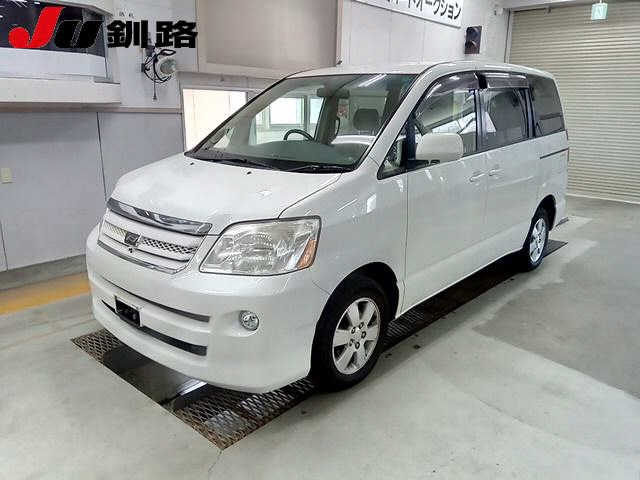 Used Toyota NOAH 2005 for sale.