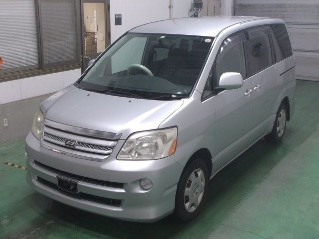 Used Toyota NOAH 2004 for sale.