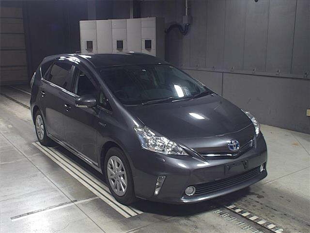 Used Toyota PRIUS ALPHA 2013 for sale.