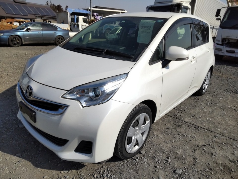Used Toyota RACTIS 2016 for sale.